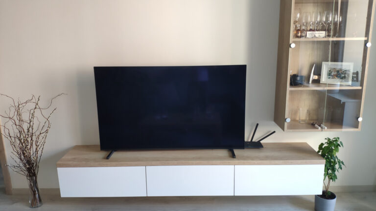 biela obývacia zostava na mieru v kombinácii s drevom s TV skrinkou a vitrínou